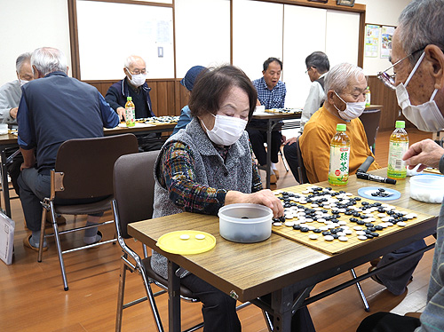 盤を挟んで交流深める　きょう発足後の初囲碁大会　市老連夜久野囲碁サークル