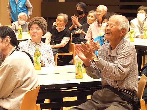 歌って笑って心弾む　一人暮らしの高齢者ら、交流会に35人参加　夜久野民児協
